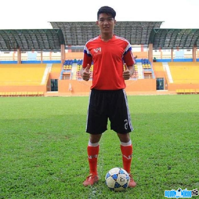 Trong tất cả các đường bóng được luân chuyển từ hàng phòng ngự lên phía trên của U23 Việt Nam hầu hết đều đi qua chân của Thái Quý. Ngoài khả năng thu hồi bóng tốt, cầu thủ 22 tuổi cũng khiến NHM cảm thấy thích thú với những tình huống xử lý kỹ thuật để qua người khi bị đối phương “pressing”.