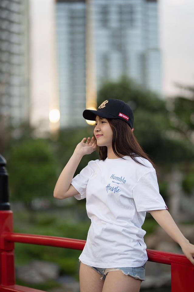 Mới đây trên MXH, sau khi chứng kiến Yến Xuân liên tục khoe dáng bên những bộ bikini quyến rũ, dân mạng đã không ngần ngại đặt cho người yêu Lâm Tây biệt danh: " bản sao Ngọc Trinh".