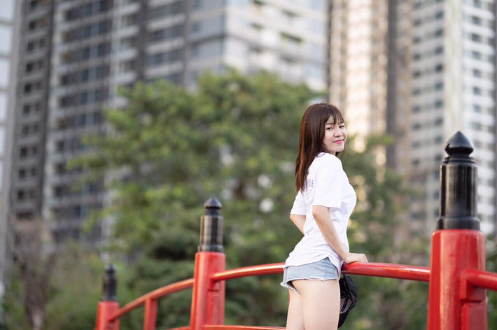 Nếu theo dõi trang cá nhân của Yến Xuân, nhiều người không quá bất ngờ khi tần suất đăng tải những bức ảnh trong bộ bikini khoe thân của cô nàng ngày một nhiều. Đứng trước việc "bản sao Ngọc Trinh" liên tục "khoe thân", dân mạng đã đưa ra nhiều ý kiến trái chiều. Một bộ phận dân mạng ủng hộ Yến Xuân và cho rằng việc cô nàng có lợi thế là để khoe ra là điều bình thường.