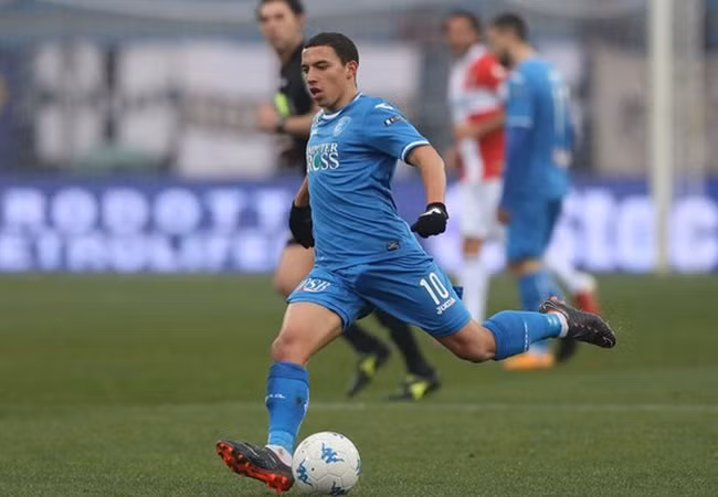 Tờ Le10Sport tiết lộ, Arsenal có thể mua lại Ismael Bennacer trong bối cảnh Lyon đang nỗ lực chiêu mộ cầu thủ thuộc biên chế Empoli. Trong hợp đồng giữa đội chủ sân Emirates và đội bóng Serie A có điều khoản ưu tiên mua lại cựu sao mai của AC Arles.