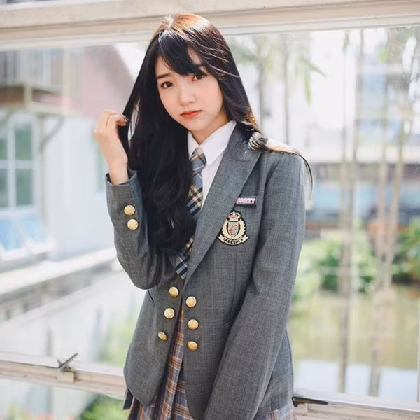 Từ phong cách ngây thơ hồn nhiên của học sinh cho tới những bộ ảnh thời trang, Anun được mệnh danh xinh hết phần người khác.