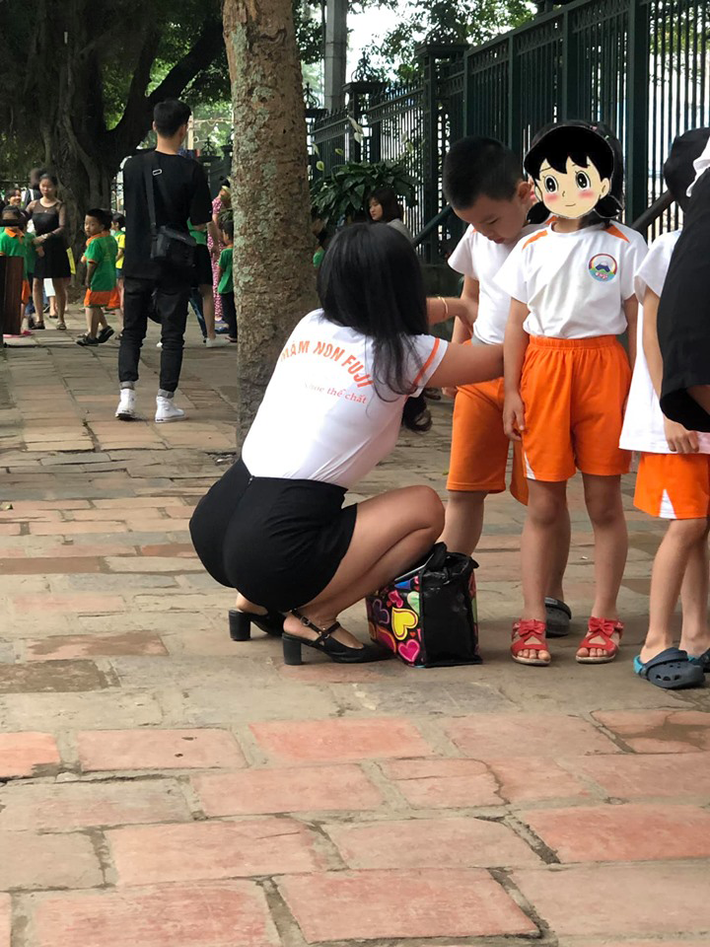 Xuất hiện vô cùng đơn giản, không màu mè với bộ quần áo đồng phục của trường, cô giáo mầm non vẫn khoe được hết nét đẹp của mình.