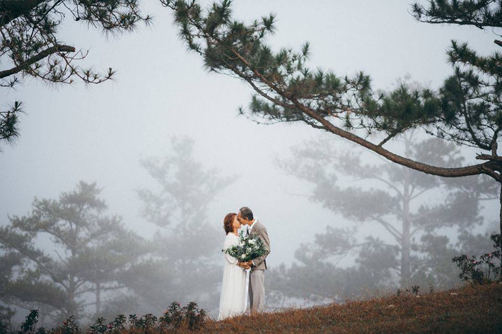 Chứng kiến bộ ảnh của đôi vợ chồng U60 tại Đà Lạt, nhiều người vô cùng ghen tỵ, mong ước sau này khi tuổi đã cao, mình và "đằng ấy" cũng có thể "tình bể bình" đến thế.