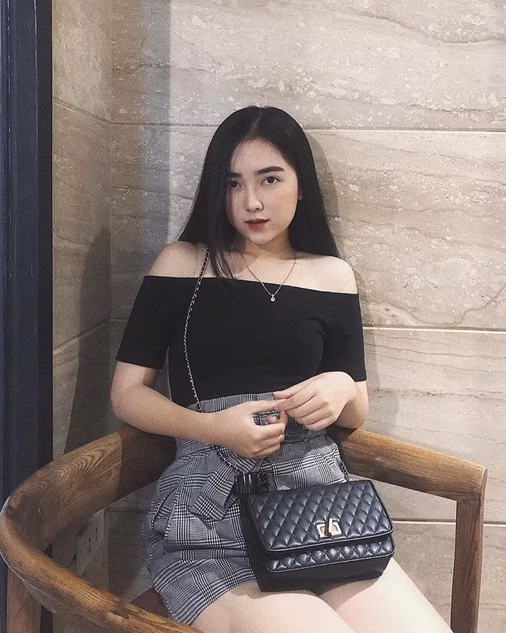 Hà Đức Chinh - Mai Hà Trang dính tin đồn hẹn hò từ tháng 11/2018 sau tấm ảnh nắm tay nhau trên phố trong buổi đi chơi cùng hội cầu thủ.