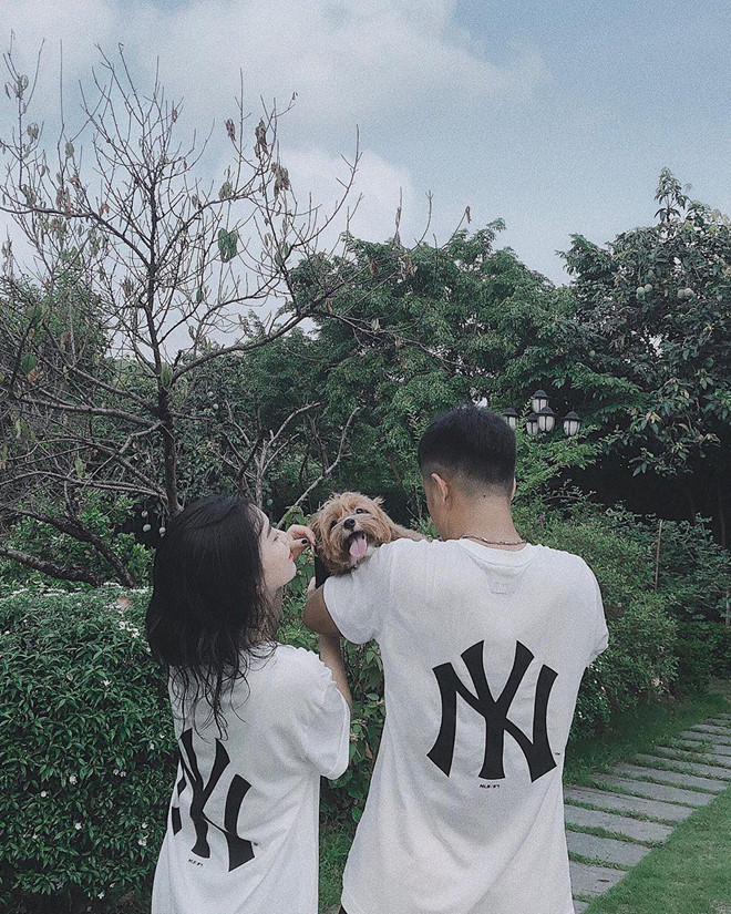 Bên dưới, bạn gái Hà Đức Chinh cũng bình luận ngắn gọn "Ỏ" và nhận lời đáp lại hài hước của "Chinh đen" rằng "Chào Thắm". Đồng đội Đoàn Văn Hậu cũng vào trêu chọc Chinh "Đen".