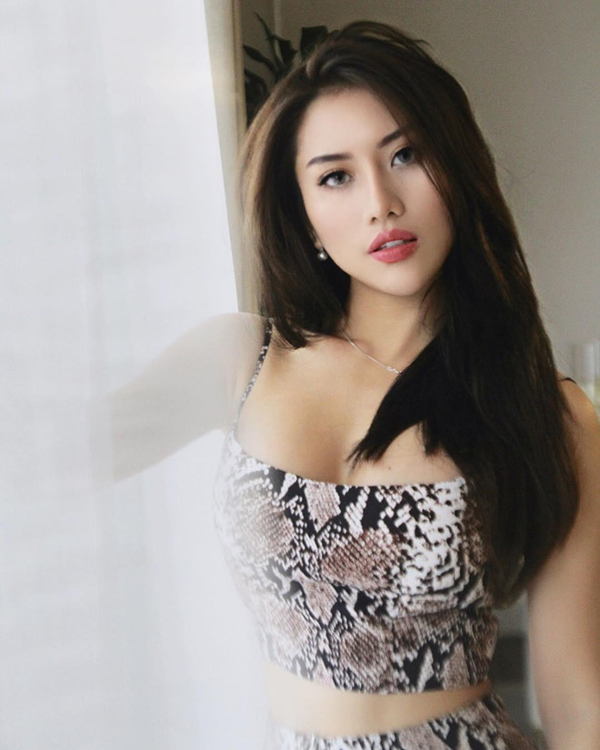 Do sở hữu vòng 3 gợi cảm, cô được dân mạng gọi là "hotgirl siêu vòng 3".