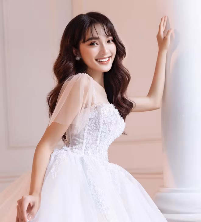 Như đã biết, người đẹp Nguyễn Thị Ngọc Nữ được gắn mác bạn gái tin đồn của Phan Văn Đức - tiền vệ của đội tuyển Việt Nam. Thậm chí, có 1 thời gian, Văn Đức cùng Ngọc Nữ được gọi là cặp đôi tin đồn bởi dù dân mạng đã nắm trong tay 1001 bằng chứng hẹn hò nhưng người trong cuộc chưa bao giờ lên tiếng thừa nhận.