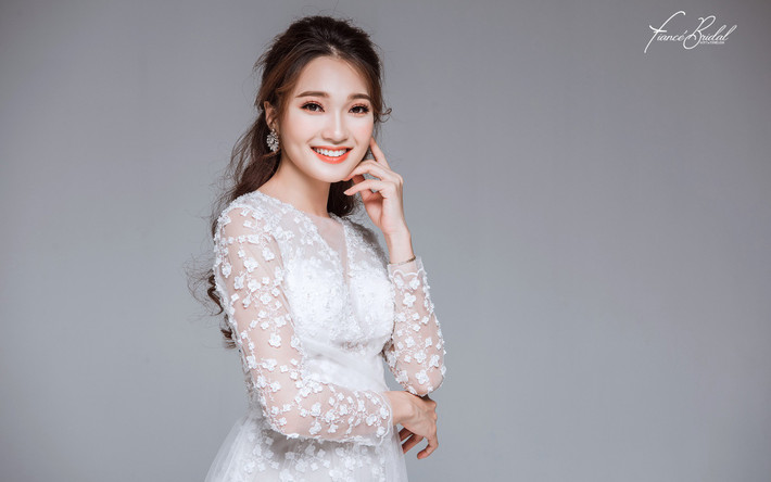 Không ít những bức ảnh Ngọc Nữ đẹp tinh tuyền trong chiếc váy cưới trắng đã được dân mạng chia sẻ.