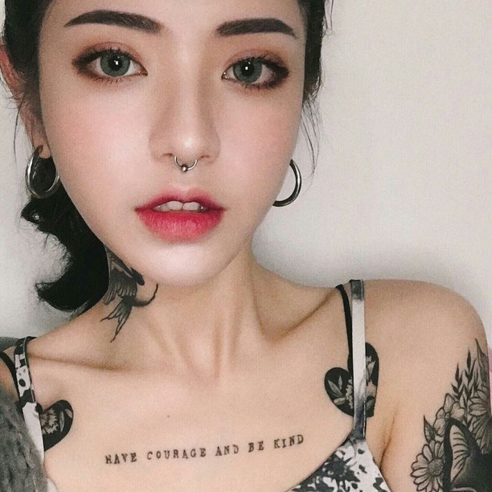 Nhiều cô nàng sẽ phải sử dụng phụ kiện để làm đẹp mình nhưng Andy Blossom chính những hình xăm là thứ trang trí mình tốt nhất.