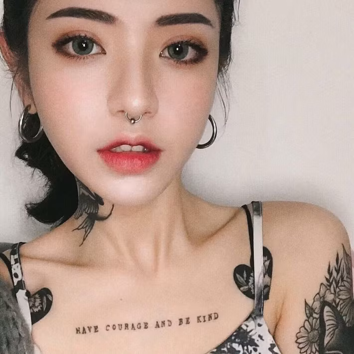 Nhiều cô nàng sẽ phải sử dụng phụ kiện để làm đẹp mình nhưng Andy Blossom chính những hình xăm là thứ trang trí mình tốt nhất.