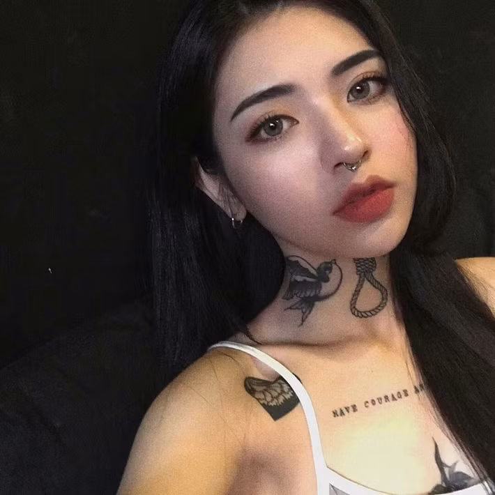 Andy Blossom là hot girl Hàn Quốc sinh năm 1996 tại Busan. Cô nàng này có sự đam mê với những hình xăm, đặc biệt là thể loại Oldschool.