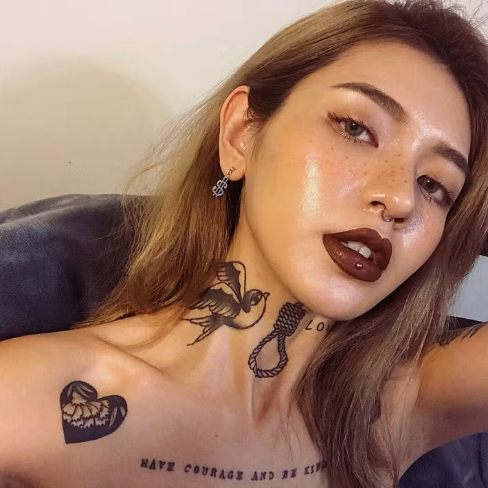 Chia sẻ về cuộc sống của mình, Andy Blossom cho biết cô thích các hoạt động như nhảy nhót, du lịch hay một số bộ môn thể thao như bóng rổ hay chạy bộ.