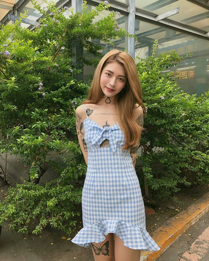 Những hình xăm của Andy Blossom khá đa dạng về chủ đề từ những con vật như mèo, bướm hay chim đến những cuộc sống đời thường bên cô như hình ảnh cưới của bộ mẹ.