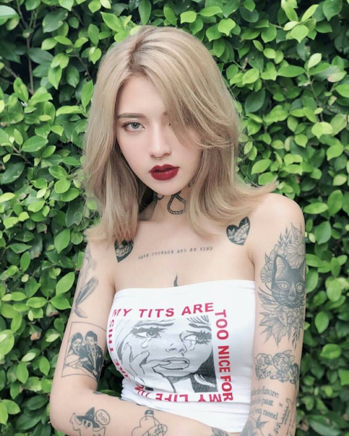 Trên trang cá nhân của mình, Andy Blossom không ngần ngại khoe những bức ảnh có những hình xăm khá đẹp của mình ở những vị trí nổi bật như hai cánh tay, xương quai xanh hay phần dưới cổ.