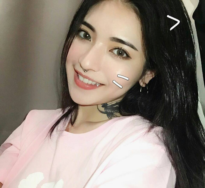 Sở hữu gương mặt ưa nhìn, thân hình nuột nà với từng đường cong nóng bỏng, Andy Blossom gây mê cho những người ngắm nhìn mình.