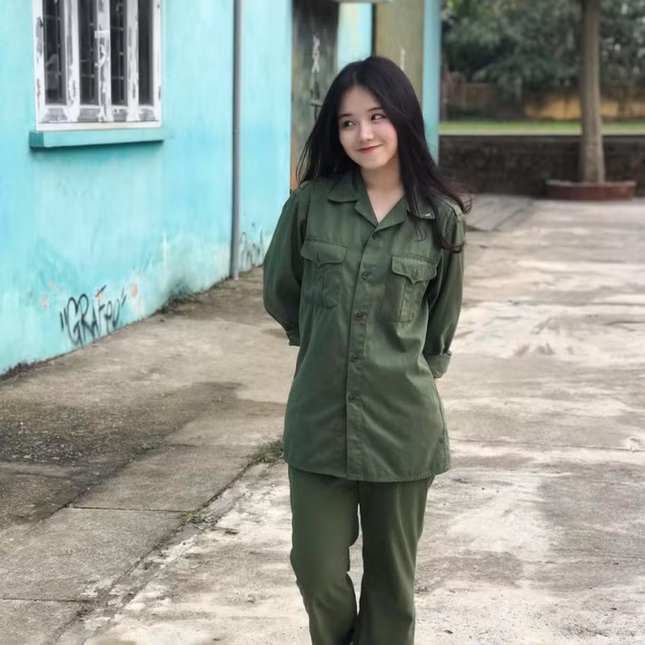 Những ngày qua trên các fanpage, bức ảnh có tựa đề "một tí Xuân Hòa" được dân mạng truyền tay nhau những ngày qua. Nữ sinh trong bức ảnh gây ấn tượng với nhiều người bằng làn da trắng và sự nhí nhảnh.