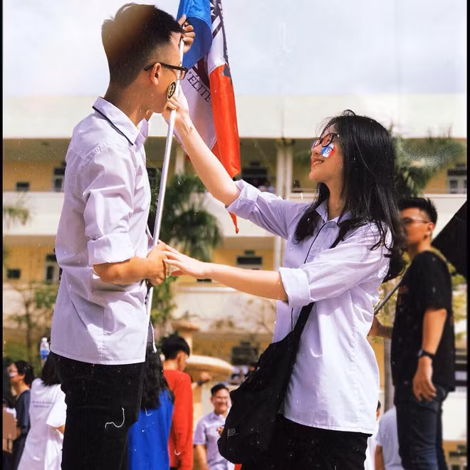 Huyền Minh cũng cho hay việc được khen với cô không phải điều mới mẻ. "Mọi người xung quanh cũng hay khen xinh, điều đó khiến em rất tự hào. Nói về điểm thích nhất ở ngoại hình thì em sẽ chọn làn da. Nó trắng hồng từ ngày còn bé. Người ta thường nói nhất dáng nhì da mà. Em cũng không chăm sóc da quá cầu kì vì khá bận".