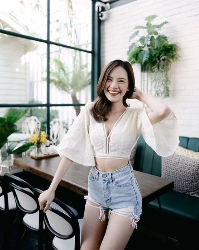 Mới đây trên MXH, các mỹ nữ Thái Lan đã đồng loạt khoe những bức ảnh diện áo crop top khoe vòng eo con kiến đẹp mê hồn. Đồng thời nhận được không ít lời khen có cánh từ CĐM.