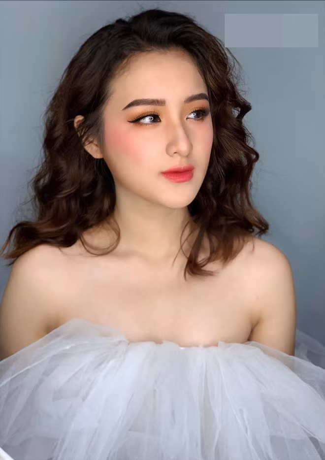 Sau khi bất ngờ được chú ý tới, Hoàng Linh cho biết cô hoàn toàn bất ngờ và không hề hay biết mình xuất hiện trên tivi cho đến khi bạn bè chụp ảnh và chia sẻ trong tin nhắn.