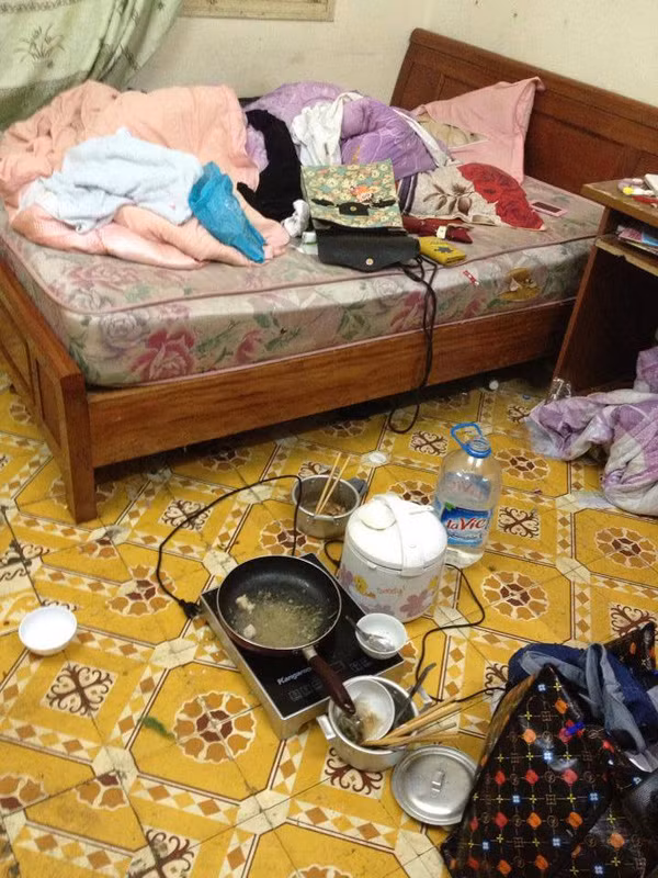 Không chỉ có quần áo vứt bừa bãi, căn phòng trọ siêu bẩn này còn có bát đĩa la liệt trên sàn nhà.