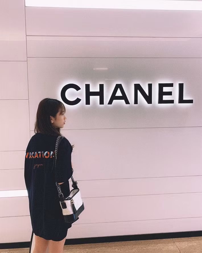 Ngoài ra, khi có thời gian rảnh, thiên kim của đại gia ngành nhựa cũng tranh thủ làm người mẫu lookbook để thử thách bản thân.