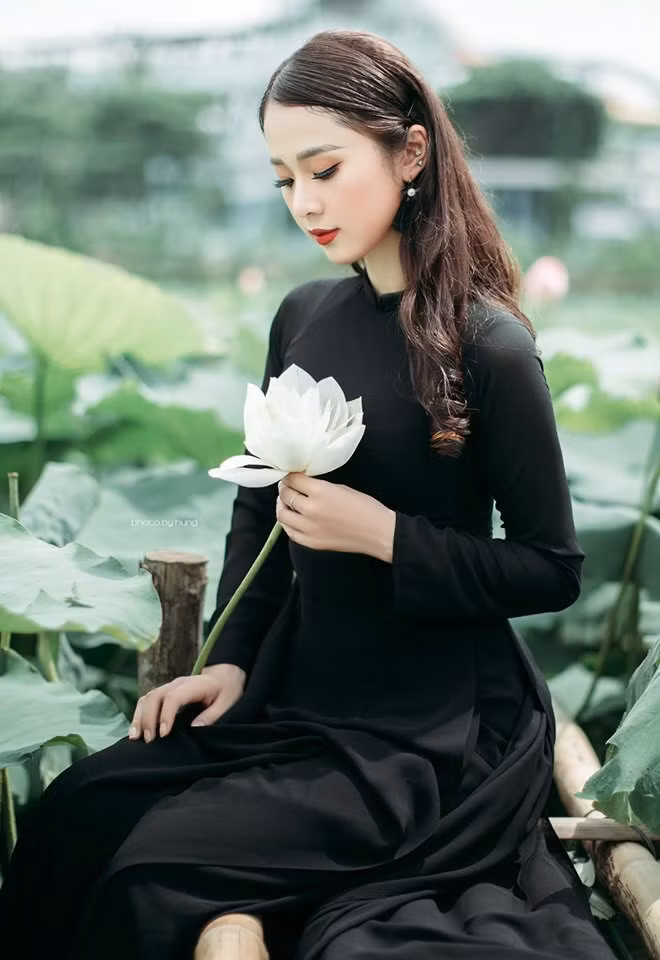 Liên hệ với anh Hùng, người thực hiện bộ ảnh, anh cho biết: "Phần lớn mọi người đi chụp sen mặc định sẽ là yếm, áo dài trắng, áo dài cách tân,... Mình cảm thấy nếu cứ lặp đi lặp lại như thế thì rất nhàm chán. Hơn nữa mình đặc biệt ấn tượng với sen trắng, nó mang vẻ gì đó tinh khôi mà giản đơn. Mình thấy là sự kết hợp giữa 2 tone màu đen trắng sẽ mang đến những bức ảnh đẹp. Vì thế mình và bạn Linh quyết định sẽ thực hiện bộ ảnh với một chút mới mẻ và đặc biệt như vậy."
