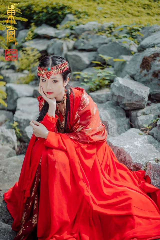 Sau khi đăng quang danh hiệu Hoa khôi tài sắc Việt Nam 2017 - Phương Linh khá lặng lẽ trong các hoạt động của mình và lần trở lại này của cô với bộ ảnh áo dài đen bên hoa sen đã phần nào thành công trong mắt CĐM.