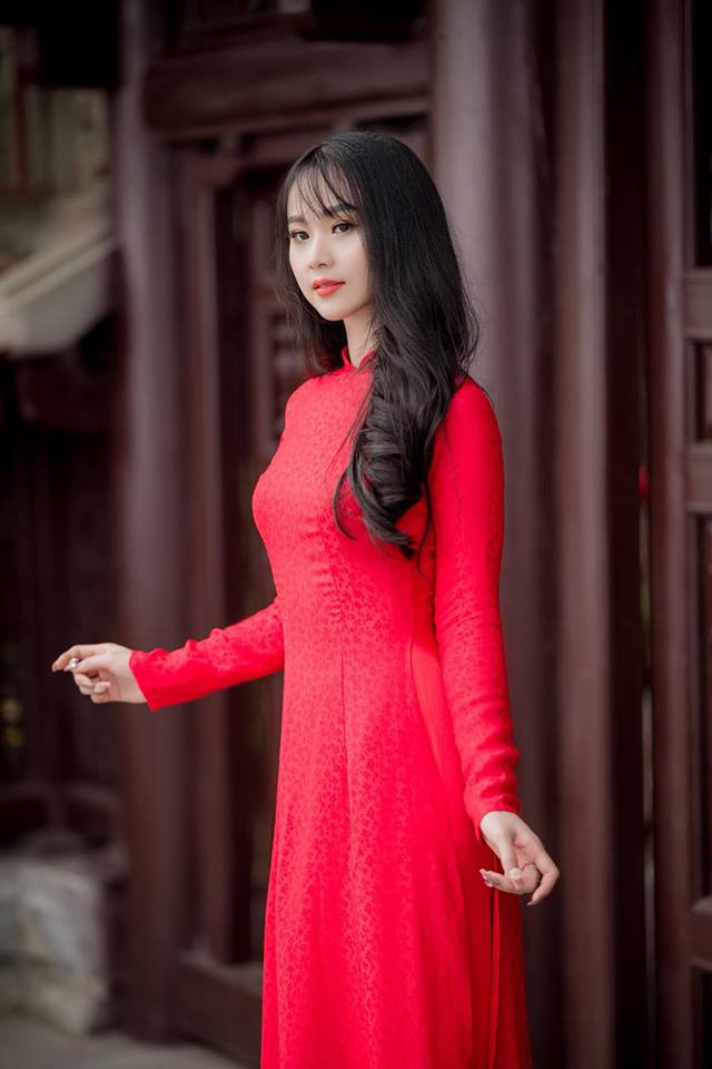 Trên trang cá nhân của mình, dù chưa đăng tải bộ ảnh áo dài đen bên hoa sen nhưng lượng người theo dõi của Phương Linh cũng tăng lên đáng kể và vô vàn những lời mời kết bạn được gửi tới cô nàng.