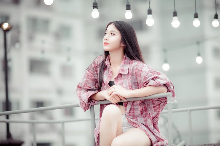 Nói thêm về nhân vật nữ chính trong bộ ảnh áo dài đen bên hoa sen của nhiếp ảnh gia Mạnh Hùng, đó là Hoa khôi tài sắc Việt Nam 2017 - Hồ Phương Linh.