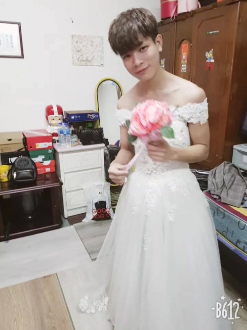 Thậm chí nhiều chị em còn chia sẻ rằng: "Việc đăng những bức ảnh chồng mặc váy cưới này lên là điều sẽ khiến họ bị xử đẹp. Nhưng mà đáng yêu quá không chịu được nên phải chia sẻ vui chung".