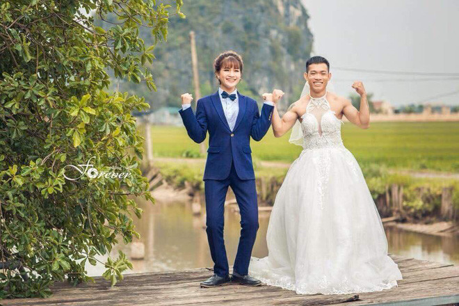 Phải yêu thương nhau đến mức nào mới buông được cái "sĩ diện đàn ông" để khoác lên mình chiếc váy trắng. Có được một người chồng như thế, hẳn là chị em cũng thấy mát lòng mát dạ.