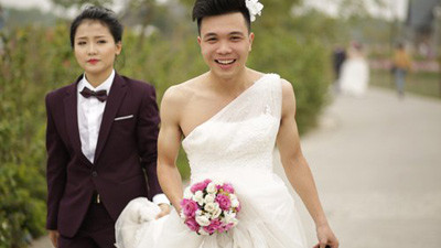 Điểm chung trong các bức ảnh con trai mặc váy cưới đó là chàng nào mặc váy thì trông cũng "đau mắt" như nhau.