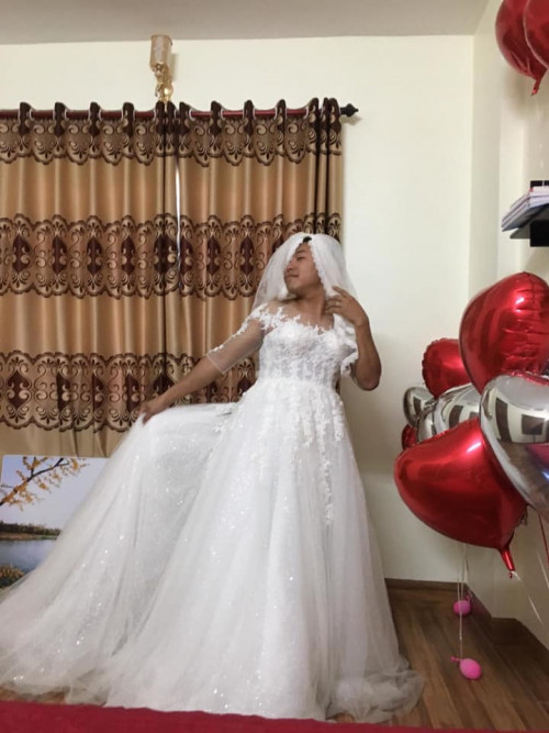 Theo chia sẻ của nhiều bà vợ, các ông chồng mặc váy cưới người thì mặc để chụp ảnh cưới, người thì mặc để kỷ niệm ngày cưới theo nguyện vọng của vợ. Có người còn mặc vì...hiếu kỳ.