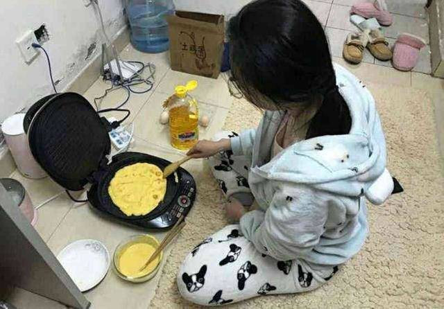 Khi là sinh viên, điều kiện nhà bếp eo hẹp trong căn phòng trọ nhỏ, đôi khi ký túc xá còn cấm nấu ăn thì việc sử dụng một cái nồi làm tất cả các món ăn được dịp phát huy.