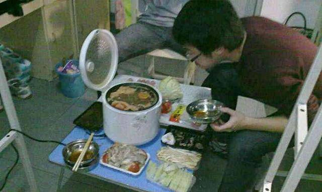Lẩu một người bằng nồi cơm điện của các bạn sinh viên.