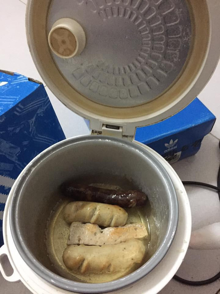Chiếc nồi cơm điện không chỉ có nhiệm vụ nấu cơm mà khi rơi vào tay các bạn sinh viên, nó còn biến thành cái chảo để rán hay xoong để luộc rau.