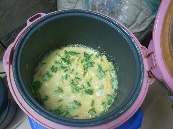 Rán trứng bằng nồi cơm điện, liệu bà nội trợ nào đã dám một lần thử sức. Ấy vậy mà các bạn sinh viên ngày qua ngày đều làm điều này rất thành thạo.