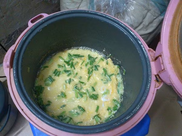 Rán trứng bằng nồi cơm điện, liệu bà nội trợ nào đã dám một lần thử sức. Ấy vậy mà các bạn sinh viên ngày qua ngày đều làm điều này rất thành thạo.