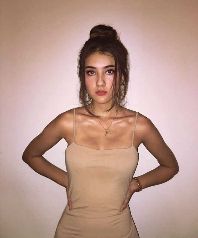 Ngoài thành thạo tiếng Việt và Đức, Laura Duyên có thể nói thêm tiếng Pháp, tiếng Anh. 10X đã có bạn trai hơn một tuổi, là con lai Anh - Việt.