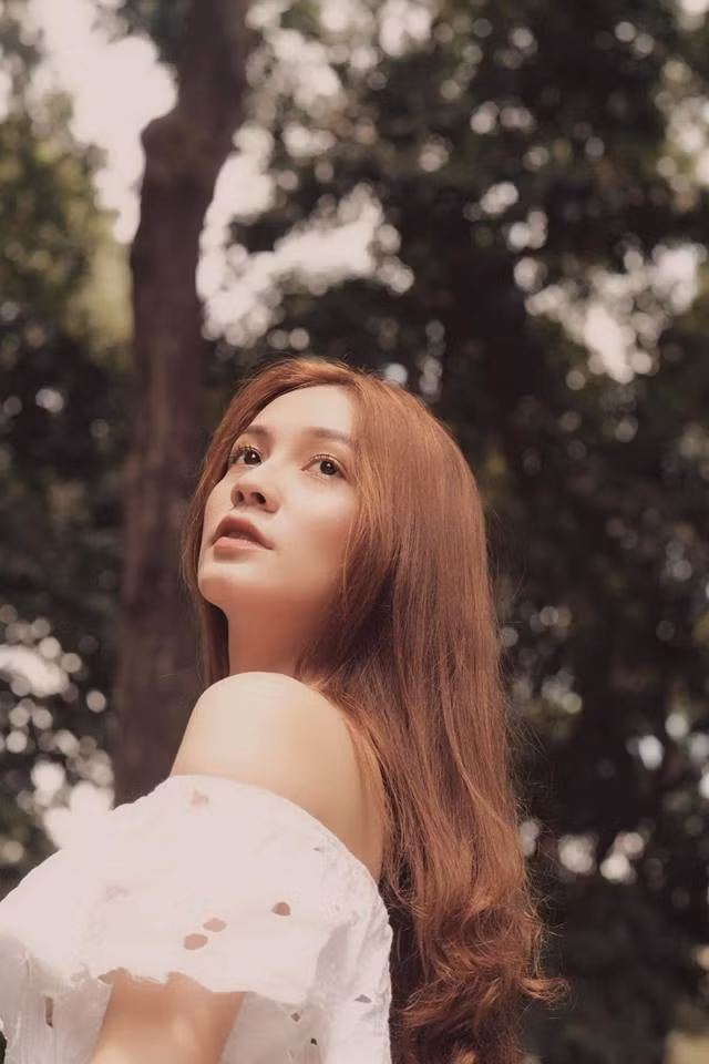 Hồ Thiên Trang là bông hồng lai 10X vừa qua trở thành gương mặt khá nổi bật trong giới trẻ Sài thành. Cô nàng 19 tuổi có cha người Pháp, mẹ người Việt và sở hữu chiều cao 1,70 m.