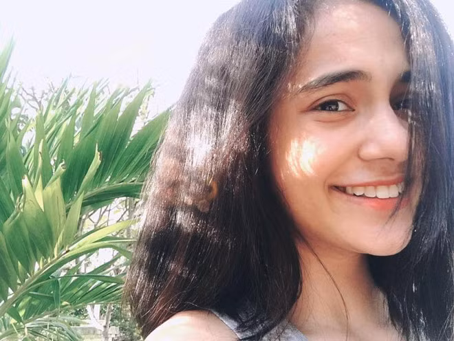 Emma Maria Fernandez Lê (sinh năm 2000) khiến mọi người trầm trồ bởi khả năng giao tiếp bằng 4 ngôn ngữ: Việt, Tây Ban Nha, Anh, Pháp. Cha Emma là người Tây Ban Nha, mẹ của 10X là diễn viên Lê Hóa - người từng gây ấn tượng với vai bà bán vịt trong phim Hot boy nổi loạn.