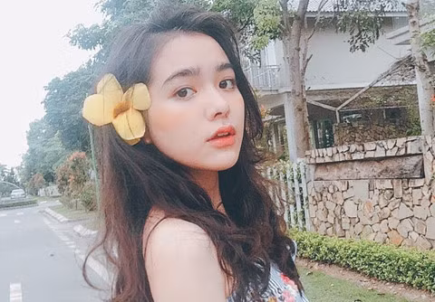 Hồ Thiên Trang (sinh năm 2002) là nữ sinh trường THPT Trần Phú, Hà Nội. Cô nàng từng gây chú ý trên mạng xã hội bởi vẻ đẹp lai Thái, Việt, Trung.