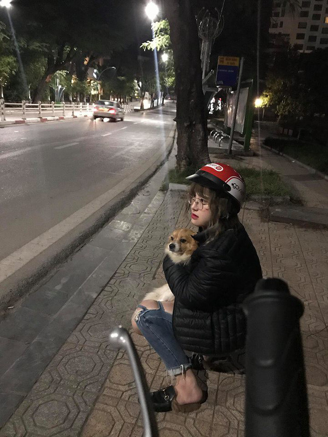 Mới đây, trên nhiều fanpage đăng tải câu chuyện do một tài xế chia sẻ. Theo đó, tài xế này đón một cô gái người miền trong đi đến mấy vòng hồ Tây để tìm chủ cho chú chó lạc.