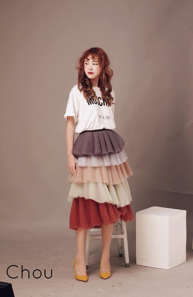 Vốn là người yêu động vật, Bích Châu không ngần ngại cưng nựng và quan tâm đến những con chó lạc dù nó chẳng thuộc sở hữu của mình.