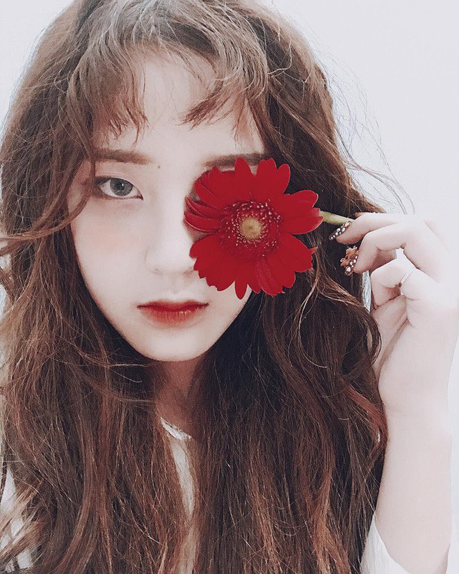 Sau hồi tìm kiếm trên MXH, thông tin đầu tiên về cô nàng trên đã xuất hiện. Đó là Bích Châu, sinh năm 1998 hiện đang sở hữu một thương hiệu thời trang riêng.