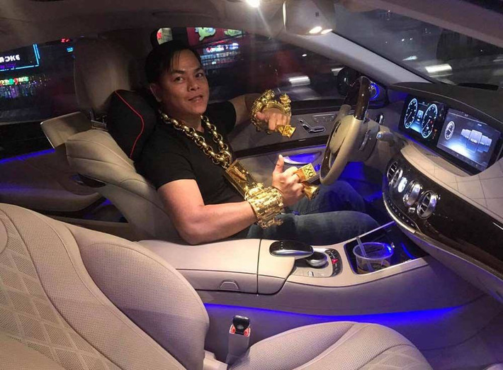 Không chỉ sở hữu những chiếc xe mạ vàng, Phúc XO còn khiến nhiều người chú ý bằng việc sở hữu khá nhiều siêu xe. Có cả những chiếc vô cùng hiếm trên thế giới.