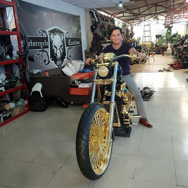 Không chỉ có sở thích đeo vàng đầy người, Phúc XO còn thể hiện trò lố của mình bằng cách mạ vàng chiếc mô-tô của mình.