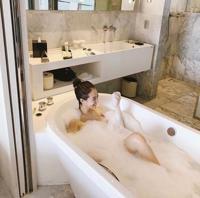 Nói đến góc sống ảo trong bồn tắm thì phải nói đến Kiều Ly Phạm
