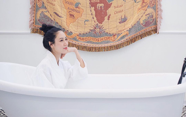 Không quá tạo báo, khoe đường cong nóng bỏng nhưng không kém phần gợi cảm, Mai Vân Trang cuốn áo choàng tắm màu trắng chuẩn 10 điểm thanh lịch.