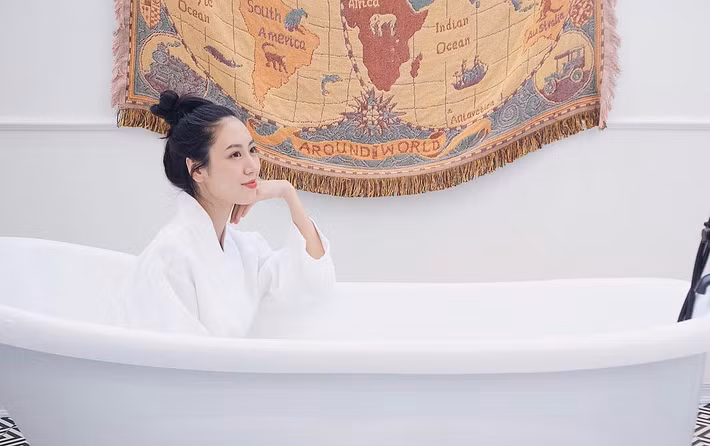 Không quá tạo báo, khoe đường cong nóng bỏng nhưng không kém phần gợi cảm, Mai Vân Trang cuốn áo choàng tắm màu trắng chuẩn 10 điểm thanh lịch.
